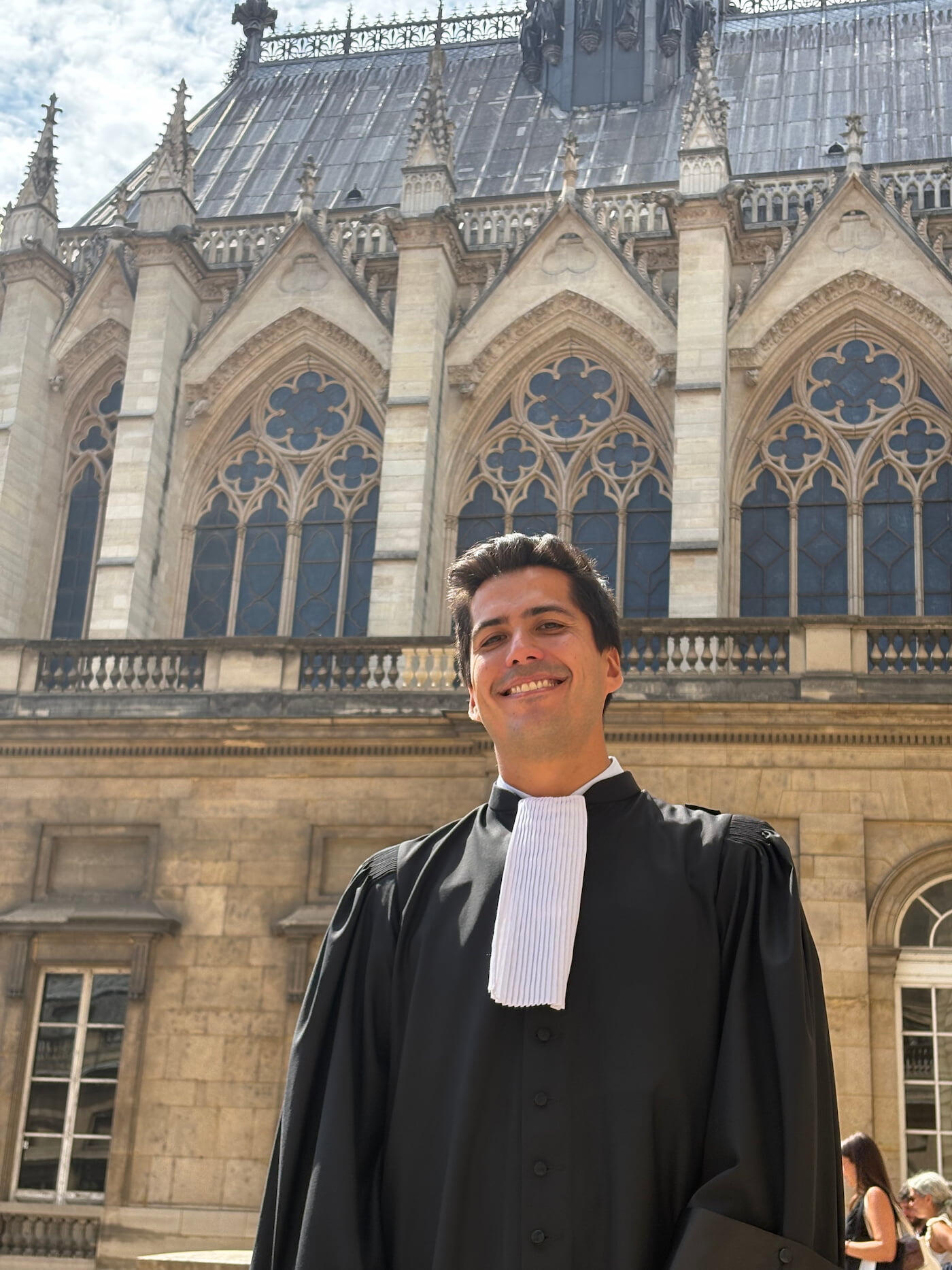 Leonel Bustamante — Advogado inscrito na Ordem dos Advogados de Paris O advogado Leonel Bustamante no Palácio da Justiça de Paris, após a cerimônia de juramento perante a Ordem dos Advogados.