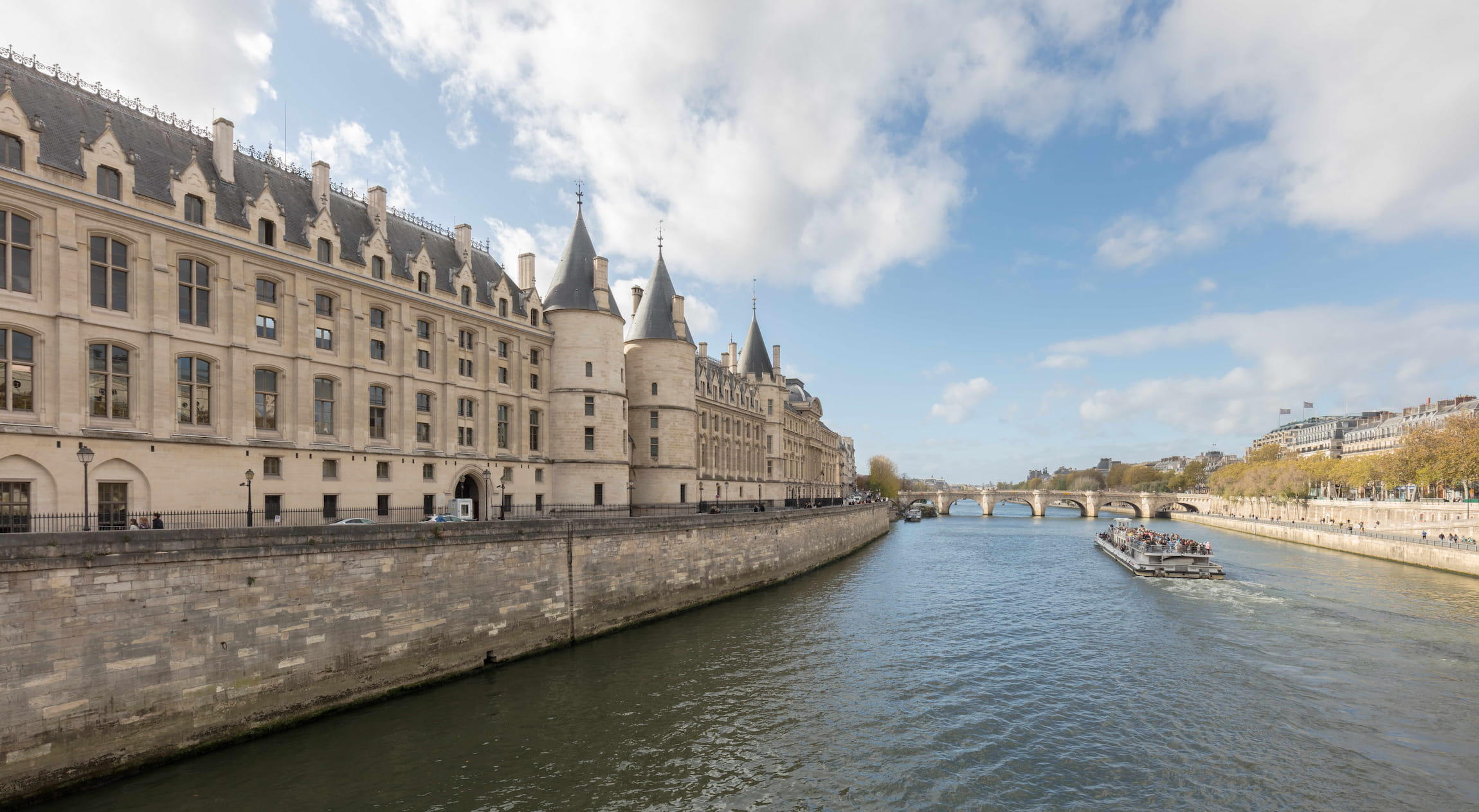 Vista da Conciergerie às margens do rio Sena, que representa a prática jurídica francesa.